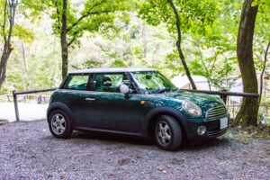 会社で車を買うなら現金・ローン・リース・中古、どれがいちばん得？税理士が本音で解説