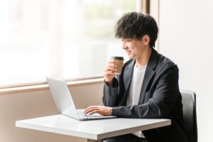 カフェで仕事をしたときのコーヒー代・席料は経費になる？フリーランス・個人事業主向けに税理士が解説